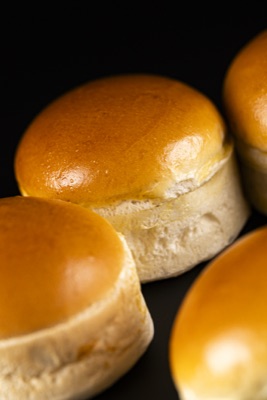 Panes brioche de Briox Baker · de cerca, con brillo