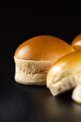 Panes brioche de Briox Baker · uno delante del grupo
